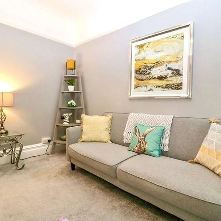 Homely 4 Bedroom Large House Inc Free Parking - Great Location - Fast Wifi - Smart Tv - Sleeps Up To 7! Close To Bournemouth & Poole Town Centre & Sandbanks Luaran gambar