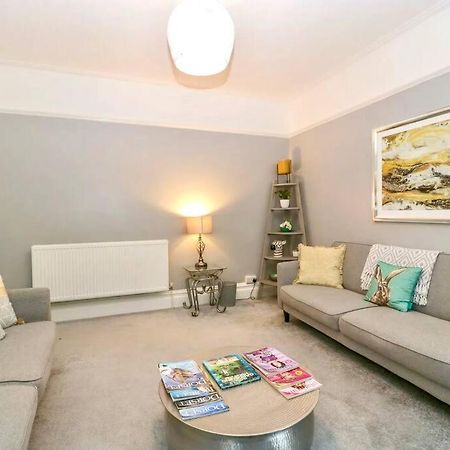 Homely 4 Bedroom Large House Inc Free Parking - Great Location - Fast Wifi - Smart Tv - Sleeps Up To 7! Close To Bournemouth & Poole Town Centre & Sandbanks Luaran gambar
