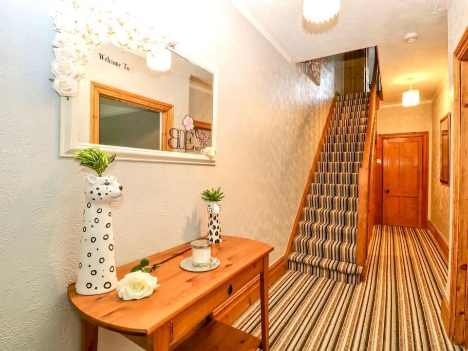 Homely 4 Bedroom Large House Inc Free Parking - Great Location - Fast Wifi - Smart Tv - Sleeps Up To 7! Close To Bournemouth & Poole Town Centre & Sandbanks Luaran gambar