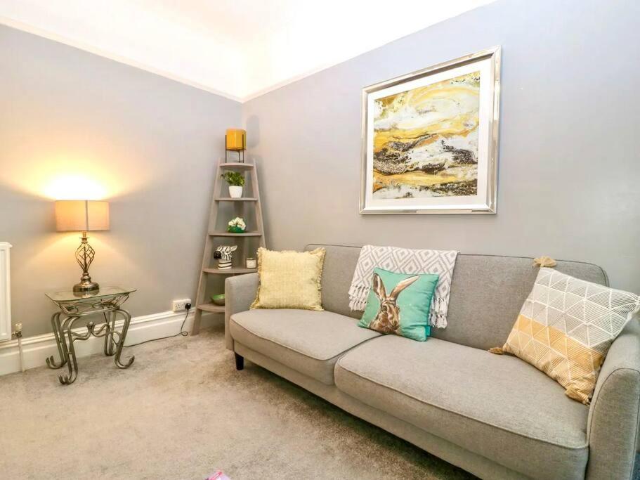 Homely 4 Bedroom Large House Inc Free Parking - Great Location - Fast Wifi - Smart Tv - Sleeps Up To 7! Close To Bournemouth & Poole Town Centre & Sandbanks Luaran gambar