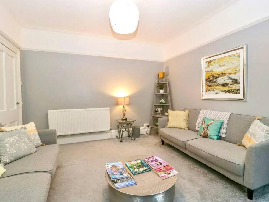 Homely 4 Bedroom Large House Inc Free Parking - Great Location - Fast Wifi - Smart Tv - Sleeps Up To 7! Close To Bournemouth & Poole Town Centre & Sandbanks Luaran gambar