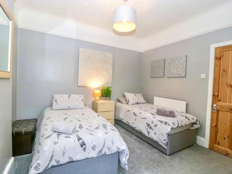 Homely 4 Bedroom Large House Inc Free Parking - Great Location - Fast Wifi - Smart Tv - Sleeps Up To 7! Close To Bournemouth & Poole Town Centre & Sandbanks Luaran gambar