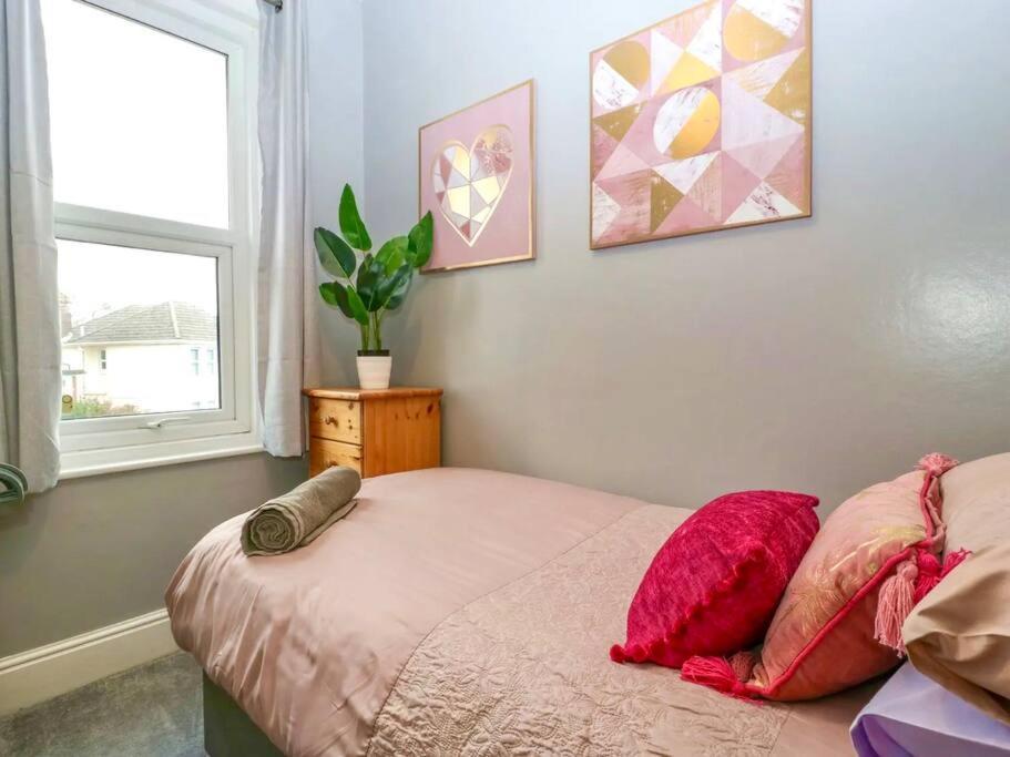 Homely 4 Bedroom Large House Inc Free Parking - Great Location - Fast Wifi - Smart Tv - Sleeps Up To 7! Close To Bournemouth & Poole Town Centre & Sandbanks Luaran gambar