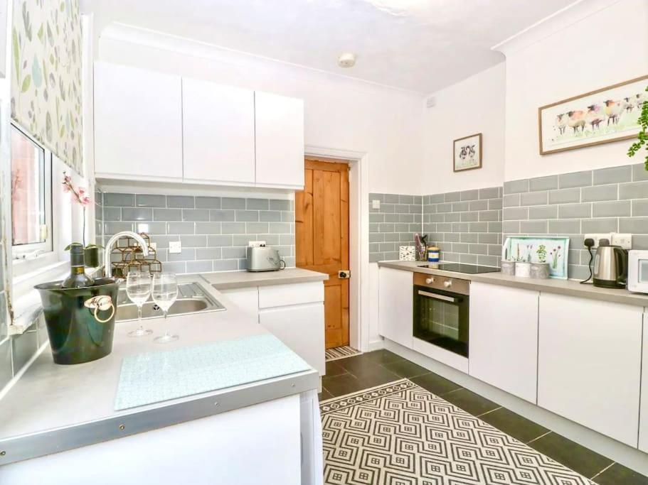 Homely 4 Bedroom Large House Inc Free Parking - Great Location - Fast Wifi - Smart Tv - Sleeps Up To 7! Close To Bournemouth & Poole Town Centre & Sandbanks Luaran gambar