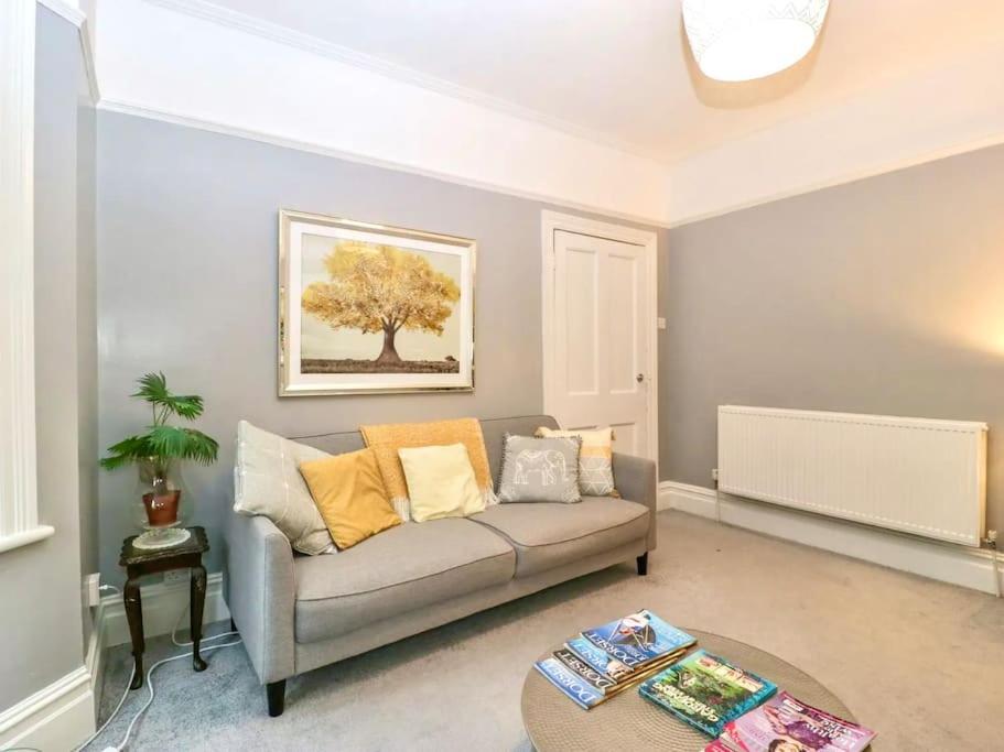 Homely 4 Bedroom Large House Inc Free Parking - Great Location - Fast Wifi - Smart Tv - Sleeps Up To 7! Close To Bournemouth & Poole Town Centre & Sandbanks Luaran gambar