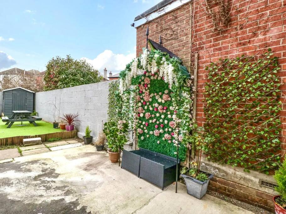 Homely 4 Bedroom Large House Inc Free Parking - Great Location - Fast Wifi - Smart Tv - Sleeps Up To 7! Close To Bournemouth & Poole Town Centre & Sandbanks Luaran gambar