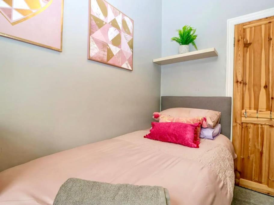 Homely 4 Bedroom Large House Inc Free Parking - Great Location - Fast Wifi - Smart Tv - Sleeps Up To 7! Close To Bournemouth & Poole Town Centre & Sandbanks Luaran gambar