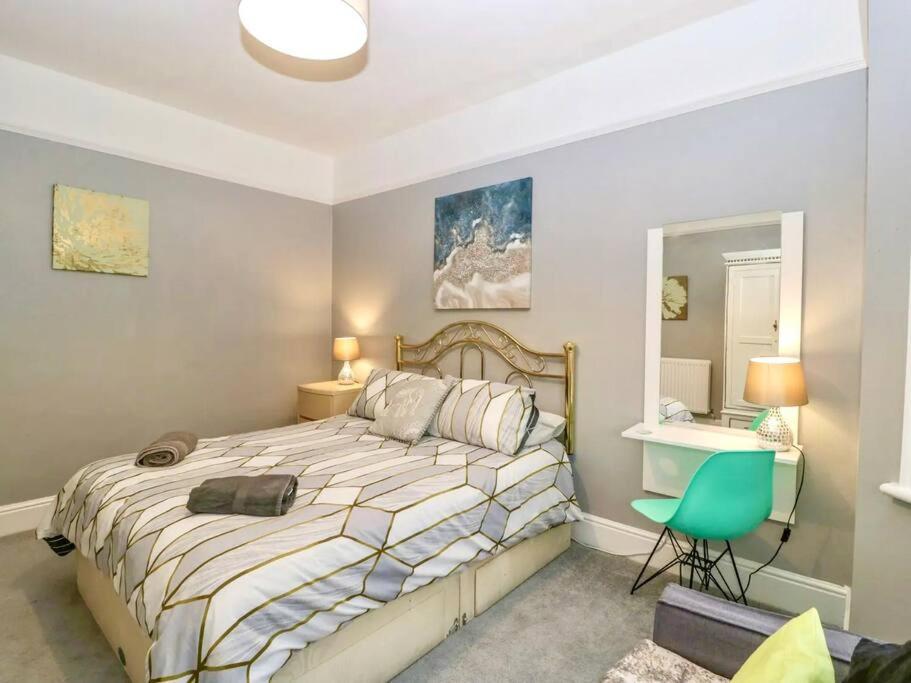 Homely 4 Bedroom Large House Inc Free Parking - Great Location - Fast Wifi - Smart Tv - Sleeps Up To 7! Close To Bournemouth & Poole Town Centre & Sandbanks Luaran gambar